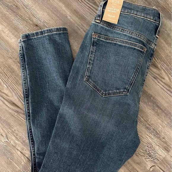 10" High-Rise Skinny Jeans in Foregate Wash: Knee-Rip Edition. SIZE 28 - Picture 3 of 3
